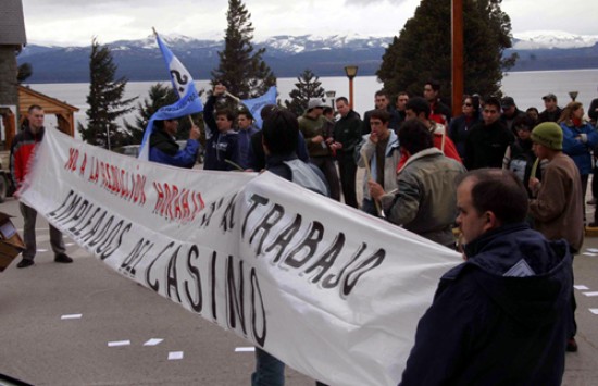 Los trabajadores protestaron en el Centro Cívico de Bariloche.