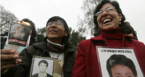 Familia-res de las vctimas celebran el fallo chileno.