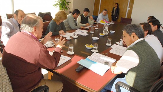 Gutiérrez se reunió con los represen-tantes del sector Salud en la sala de comisio-nes de la Legisla-tura.