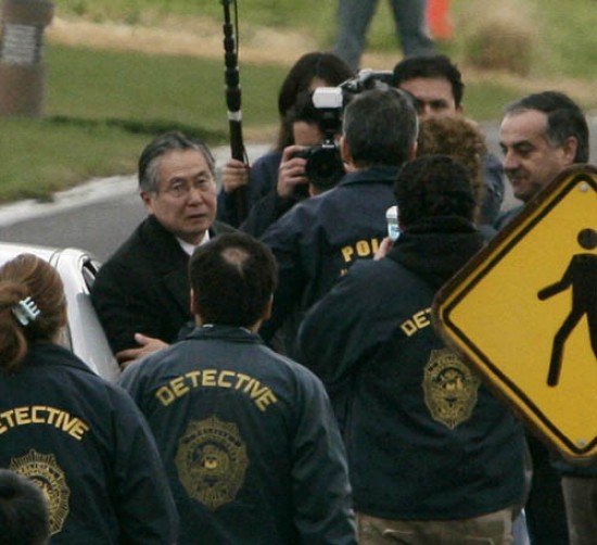 Fujimori, desmejorado, en el momento de ser trasladado al avin Antonov de la Polica Nacional de Per que lo llev desde Chile a Lima para que responda ante la Justicia de su pas. Ahora le espera la prisin, en Lima. 