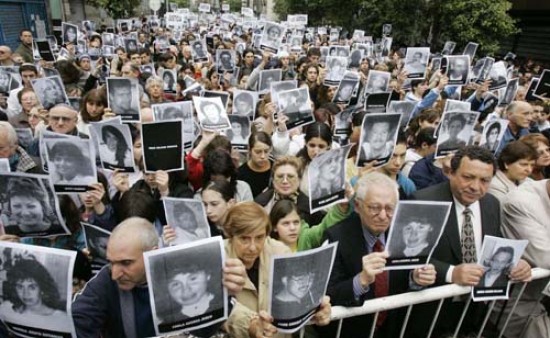 AMIA, muertes que reclaman justicia. El gobierno argentino solicitara una sancin contra Irn por el atentado.