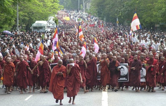 Miles de personas salieron a las calles animados por la presencia de los religiosos, que protestan contra el alza de combustibles. 