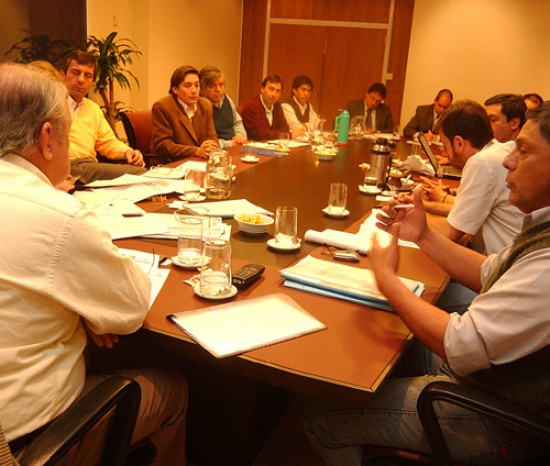 Gutiérrez se sentó junto al subsecretario Alejandro González Vottero, quien está en la mesa en lugar del ministro Fernando Gore.