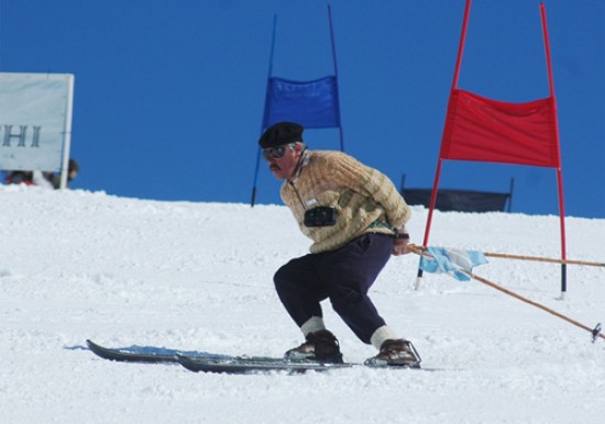 Ataviados con trajes de antaño, los esquiadores disfrutaron de una jornada espectacular.