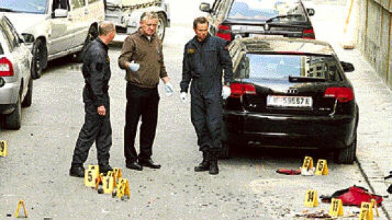 La polica hall explosivos y varios kilos de clavos en la mochila abandonada por el hombre de origen bosnio. 