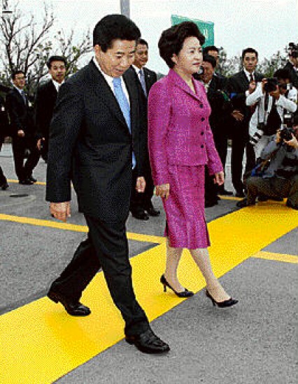  Kwon Yan-Suk y su esposa atraviesan la frontera a pie, en gesto de reconciliacin. 