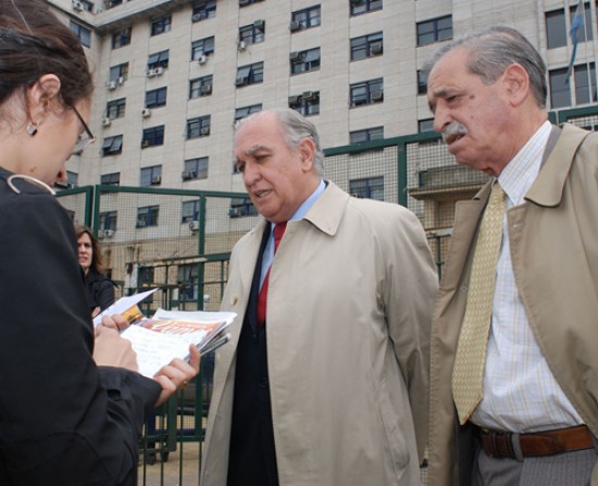 Gil Lavedra y Strassera, tras denunciar a Cristina Kirchner en los tribunales.