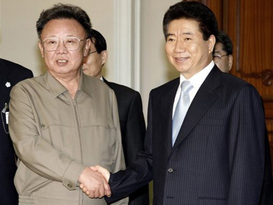 Con un clido apretn de manos entre el lder norcoreano Kim Jong Il y el presidente surcoreano Roh Moo Hyun comenz ayer la segunda cumbre en la historia de la pennsula dividida.