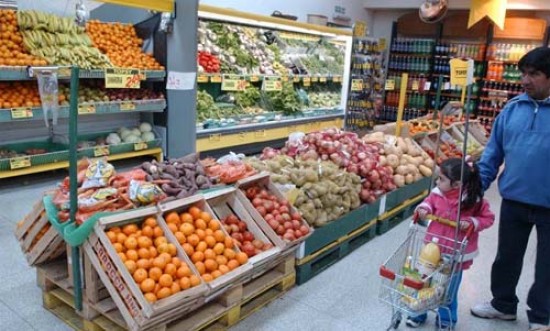 En los supermercados se consigue de todo, pero los precios son inalcanzables para el grueso de los clientes.
