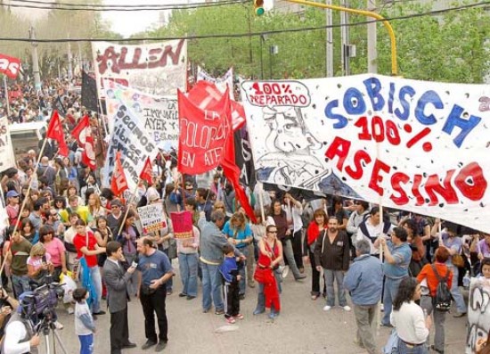 Durante la movilización se pudieron apreciar numerosas pancartas con críticas al gobernador. Los pedidos de justicia hicieron recordar a las horas que siguieron a la represión policial de Arroyito del 4 de abril pasado.
