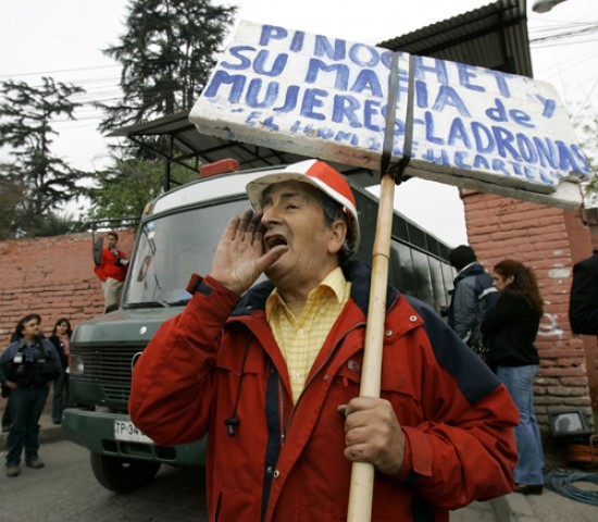 En Chile hubo manifestaciones para que avance la investigación contra los familiares y allegados al ex dictador.
