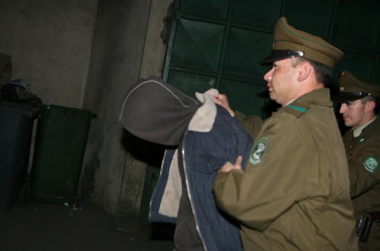 La policía chilena traslada al joven detenido por la muerte del comisario neuquino.