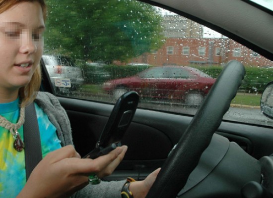 Hablar o mandar un mensaje por el celular no es un buen aliado del conductor.