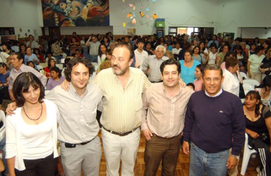 Farizano con los candidatos de Une y el intendente Quiroga.
