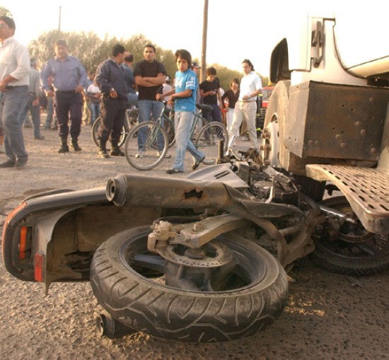 La motocicleta y dos de sus ocupantes terminaron sobre el capot del Renault 19. La moto quedó debajo del camión. El conductor se salvó de milagro. El conductor de la Berlingo sufrió múltiples fracturas.
