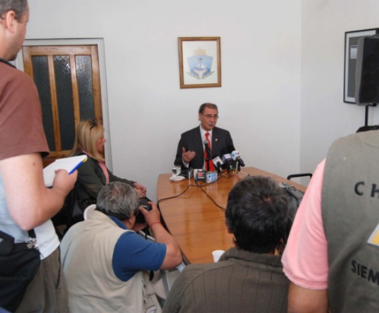 El gobernador dio una conferencia de prensa y envió mensajes hacia adentro del partido.