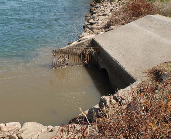 El vertido de efluentes crudos al río Limay es un problema serio, pero a pesar de los años no se soluciona.