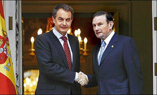 Zapatero e Ibarretxe se dieron un apretón de manos, pero más tarde el presidente español dejó en claro que no habrá concesio-nes al gobierno del País Vasco.