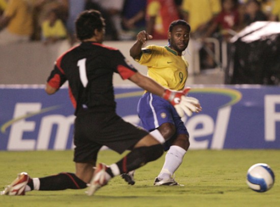 Vagner Love marca el primero y abre el camino a la goleada brasilea.