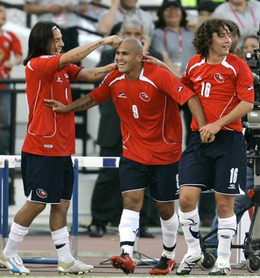 Suazo celebra su gol, el primero de Chile ante Per.