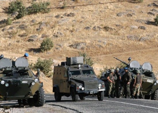Las fuerzas turcas se mantienen en la frontera, pero a partir de ahora están autorizadas para realizar incursiones en el país vecino para perseguir rebeldes del PKK. 