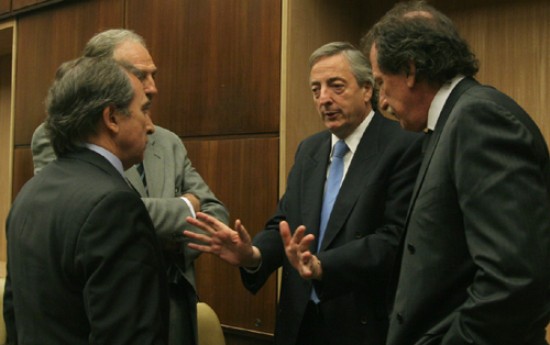 Kirchner, rodeado por los banqueros Vicens y Brito entre otros pidió "un esfuerzo" contra la inflación, a días de las elecciones.