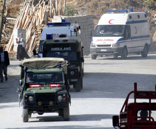 Ambulancias concurren a auxiliar a los militares turcos heridos en el enfrentamiento con los rebeldes kurdos.