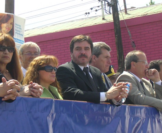 El intendente Benítez (centro) encabezó la comitiva en el nuevo aniversario de Cutral Co.
