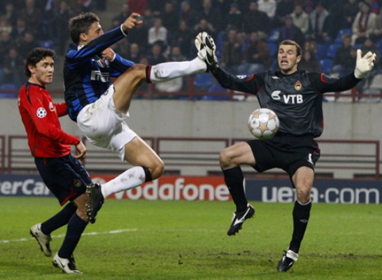 Crespo anot en la victoria de los italianos. En una tarde argentina, el otro gol lo hizo Samuel.