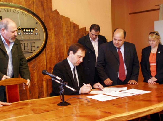 El intendente Cascón y el ministro Contreras firman el acta sobre turismo.
