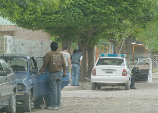 Una postal frecuente del barrio: patrulleros recorriendo el área y vecinos mirando con desconfianza.