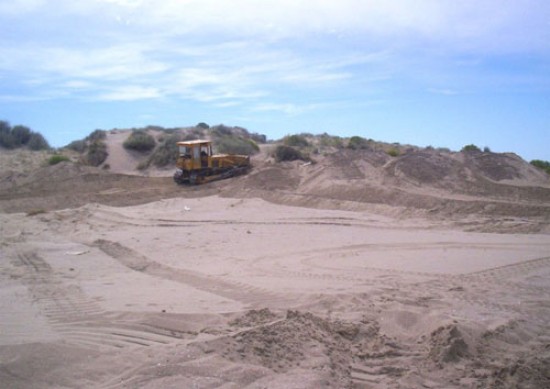 Los operarios trabajaron desde el jueves para prácticamente hacer desaparecer la duna. Al bajar la altura del médano los inversores inmobiliarios se aseguran una vista y salida al mar para el complejo habitacional.