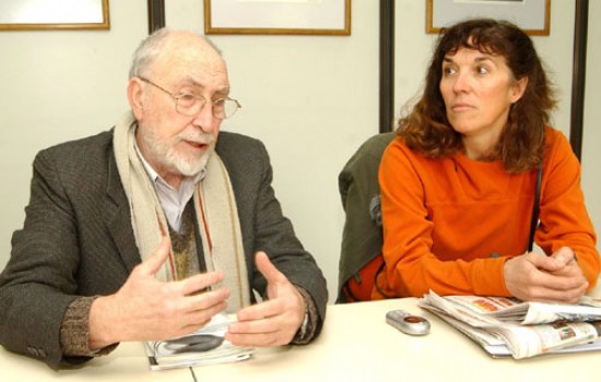 El ambientalista Carlos Galano dicta cátedra en la Universidad de Rosario. Visitó Neuquén invitado por un foro de ecologistas.