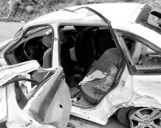 El auto quedó destruido tras la violenta colisión. Los jóvenes sufrieron serias heridas, aunque uno de ellos fue dado de alta ayer.