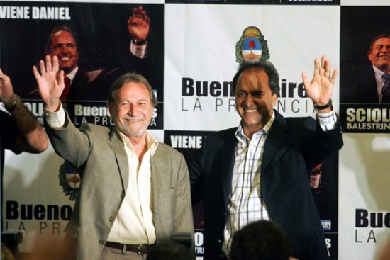Scioli y su vice Balestrini festejan el amplio triunfo del oficialismo en la provincia de Buenos Aires.