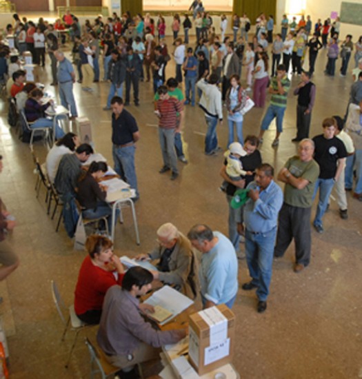 Casi el 75% de los cipoleños votó. Cinco elecciones lleva ganadas el Frente en Bariloche. Jornada tranquila en Roca. Si a Verani, no tanto a Scalesi.
