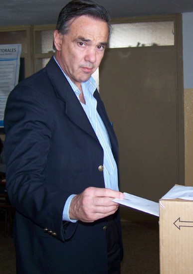 Pichetto votó en Sierra Grande y esperó los resultados en la capital provincial.
