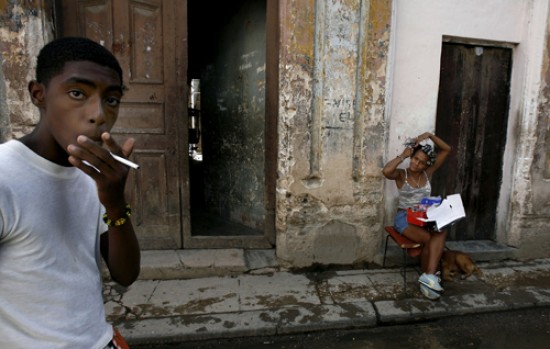 Los pases que respaldaron la mocin sostienen que el embargo no favorece la democracia y perjudica a la poblacin cubana. 