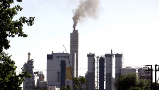 Al riesgo de la contaminación del agua que denuncian los ambientalistas, se sumó ayer el humo de la prueba de puesta en funcionamiento de Botnia