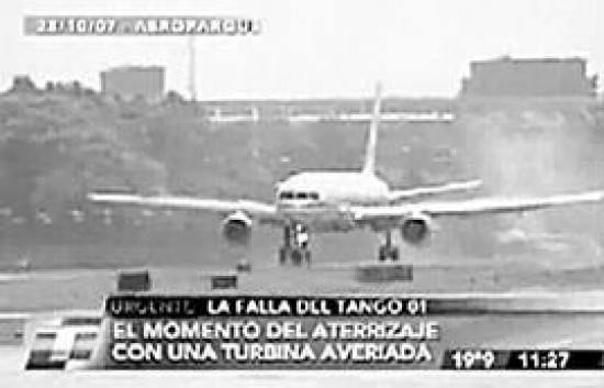 La secuencia de imágenes en el momento del riesgoso aterrizaje de emergencia del Tango 01. Por fallas en una turbina entró inclinado a la pista. El piloto pudo controlarlo.