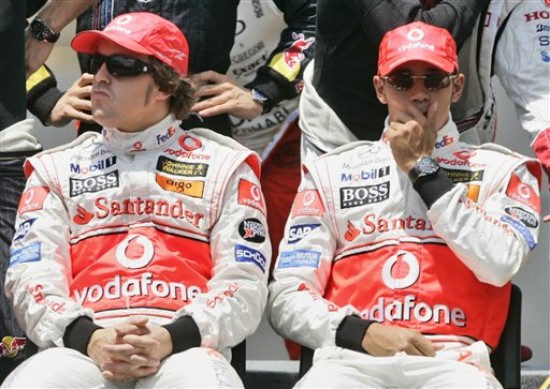 El paso de Alonso por McLaren estuvo marcado por una fuerte rivalidad con su compañero Lewis Hamilton.