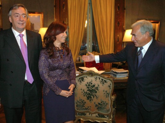 El matrimo-nio Kirchner recibi, semanas atrs, al entonces candidato a dirigir el FMI, Strauss Kahn.
