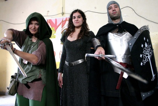 Los personajes de distintos animés se cruzaron con los de los videojuegos o los creados por Tolkien en las vestimentas de los asistentes al FEAR.