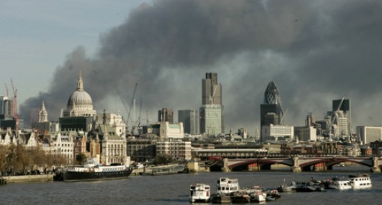 Una postal de la capital britnica con el espeso humo que origin el incendio de un almacn.