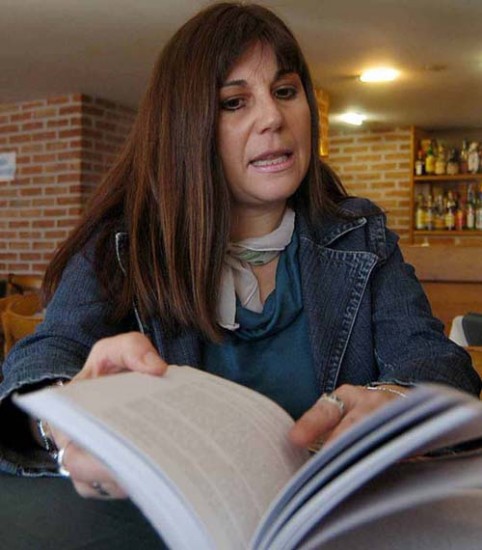Thelma Encina presenta los poemas de "Junglaturas" en Neuquén.