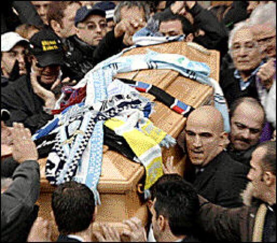 Hinchas, jugadores y funcionarios estuvieron en el funeral de Sandri.