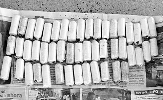 La policía secuestró 179 tizas y dos bolsos con medio kilo de cocaína cada uno. En total, alcanzaba para unas 1.500 dosis.