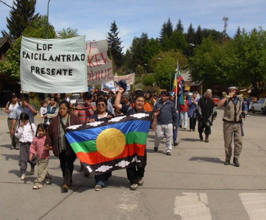 La marcha recorrió la avenida principal de la localidad y se detuvo en la comisaría y el municipio.