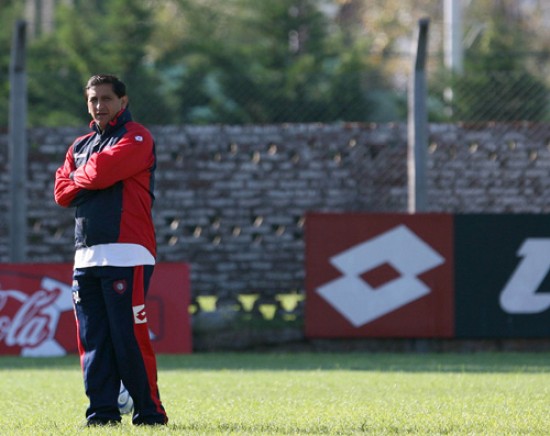 El entrenador "azulgrana" es el principal candidato para suceder a Passarella. Su contrato con el "Santo" vence en diciembre.