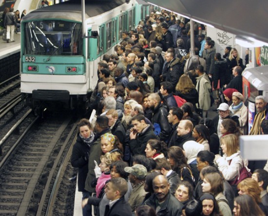 El caos de transporte est comenzando a colmar la paciencia de los franceses y Sarkozy quiere aprovechar ese sentimiento. 